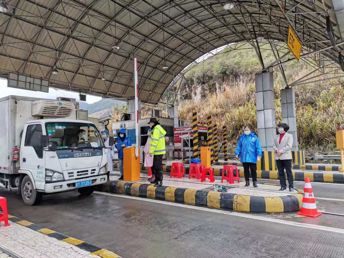 水足塘檢查站：值守人員對(duì)過往車輛、人員進(jìn)行排查