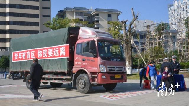 貨車盲區(qū)體驗(yàn)。張曉欣 攝