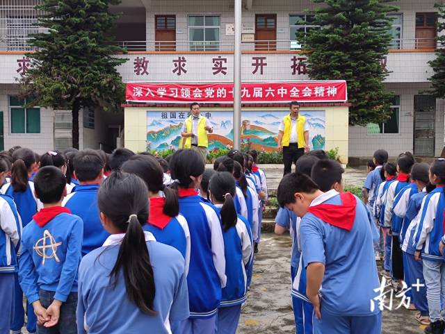 九陂鎮(zhèn)各中小學(xué)校開展未成年人防溺水安全教育宣傳。