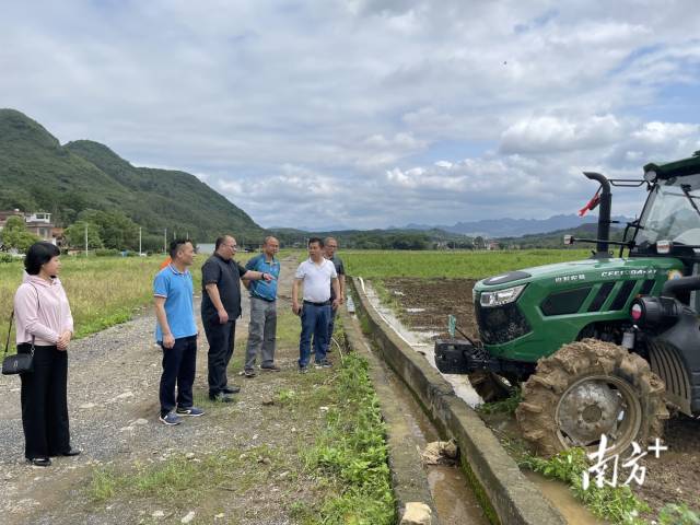 到田間查看耕地機工作情況。