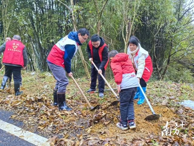 植樹現(xiàn)場。